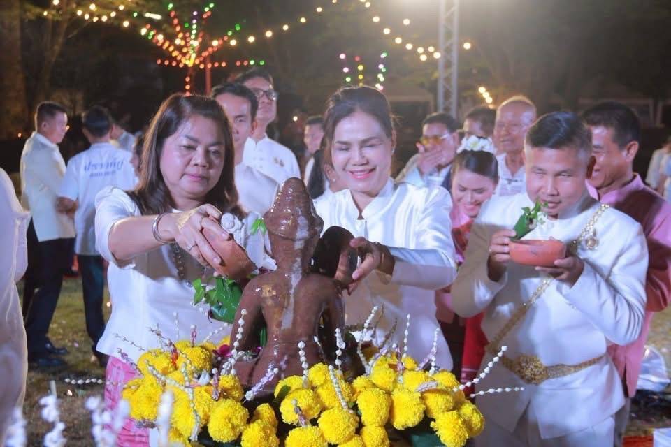 พช.มหาสารคาม ร่วมเปิดงานประเพณีนมัสการและสรงน้ำปรางกู่บ้านเขวา ประจำปี 2568