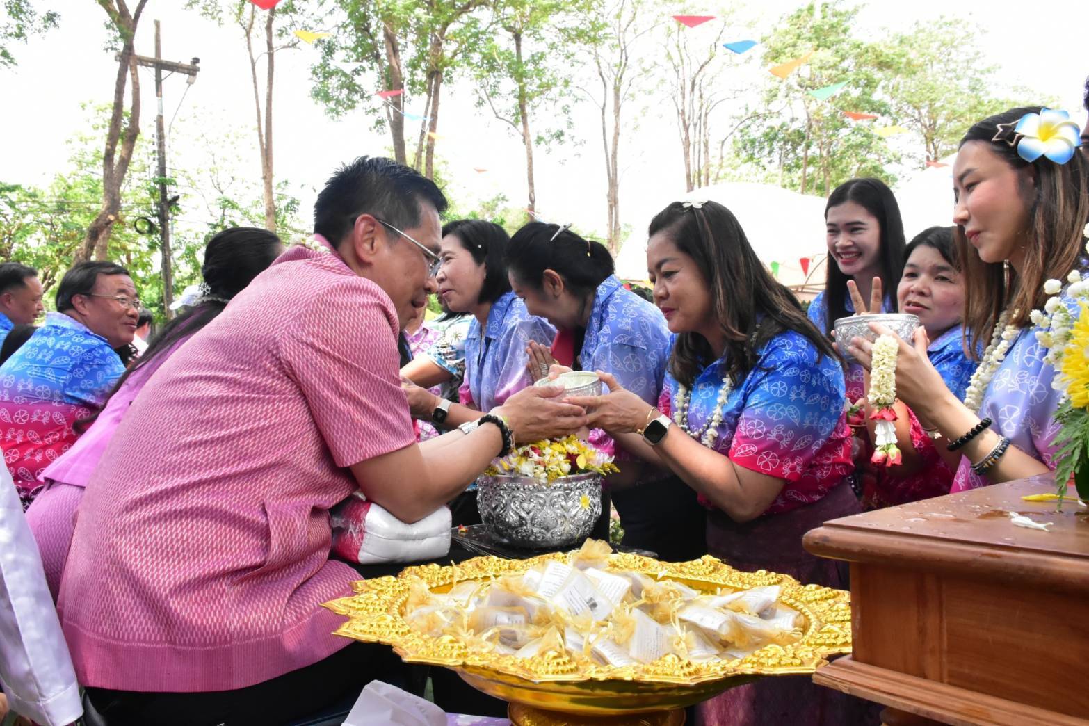 พช.มหาสารคาม ร่วมประเพณีสรงน้ำพระ และรดน้ำขอพรผู้ว่าราชการจังหวัดมหาสารคาม และรองผู้ว่าราชการจังหวัดมหาสารคาม เนื่องในโอกาสวันขึ้นปีใหม่ไทย และเทศกาลสงกรานต์ ประจำปี 2568💦💦