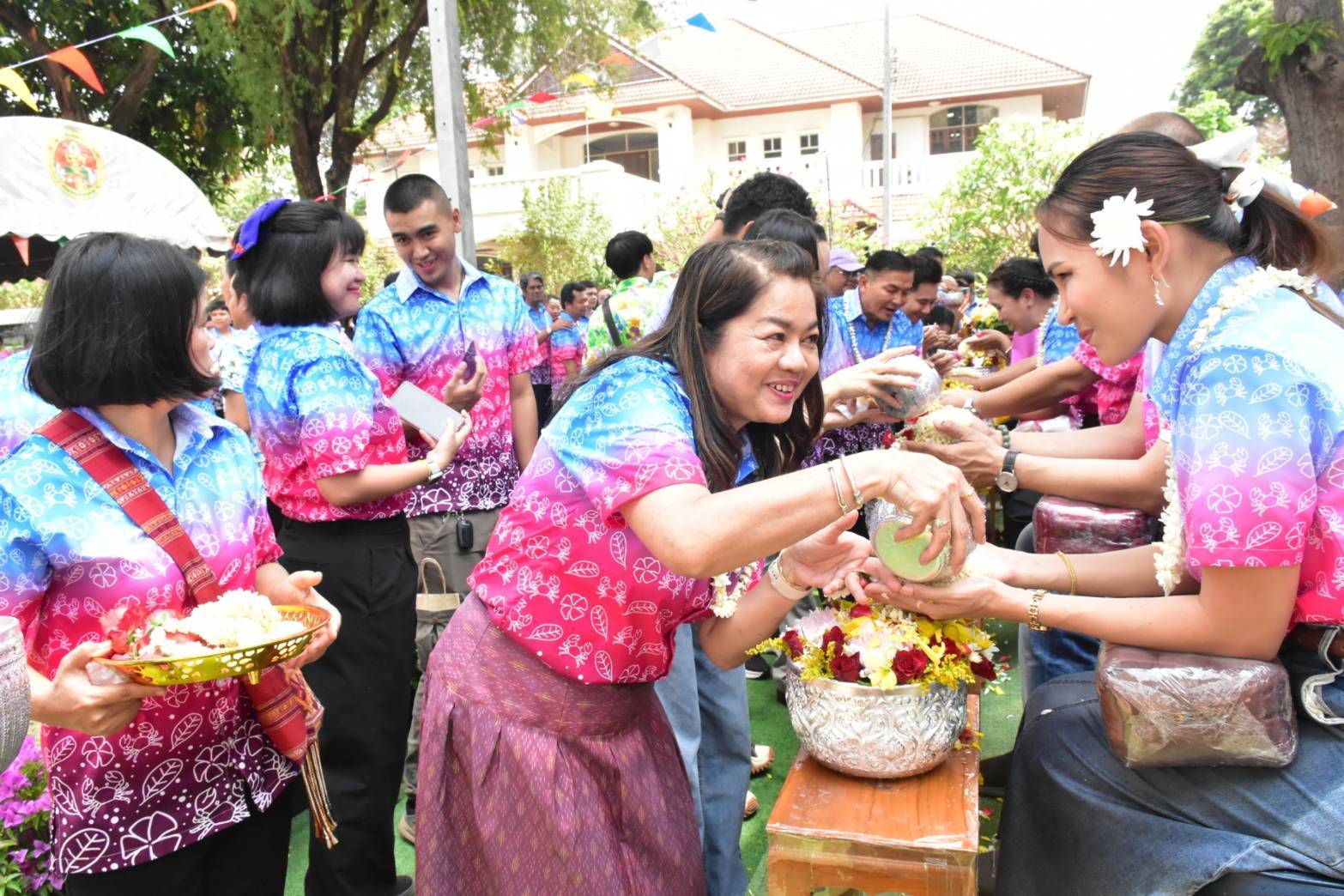 พช.มหาสารคาม ร่วมประเพณีสรงน้ำพระ และรดน้ำขอพรผู้ว่าราชการจังหวัดมหาสารคาม และรองผู้ว่าราชการจังหวัดมหาสารคาม เนื่องในโอกาสวันขึ้นปีใหม่ไทย และเทศกาลสงกรานต์ ประจำปี 2568💦💦