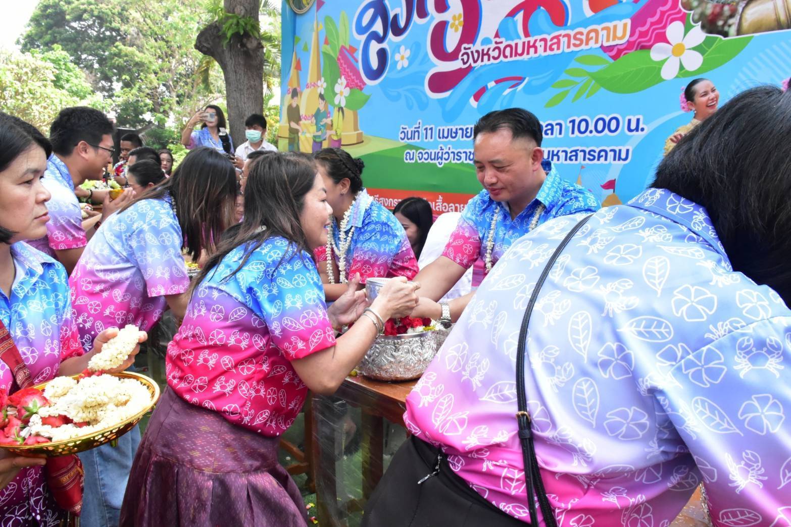 พช.มหาสารคาม ร่วมประเพณีสรงน้ำพระ และรดน้ำขอพรผู้ว่าราชการจังหวัดมหาสารคาม และรองผู้ว่าราชการจังหวัดมหาสารคาม เนื่องในโอกาสวันขึ้นปีใหม่ไทย และเทศกาลสงกรานต์ ประจำปี 2568💦💦