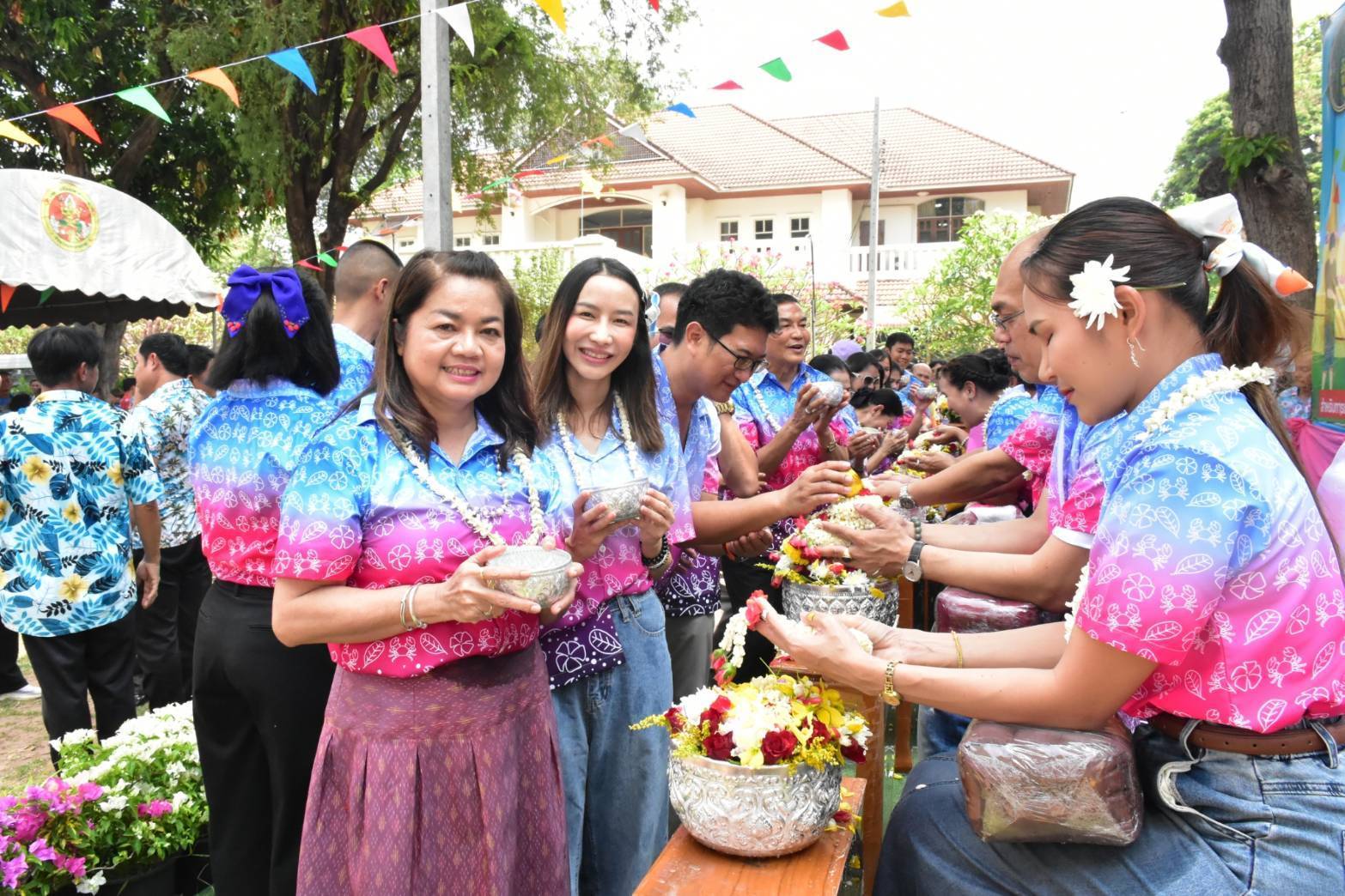 พช.มหาสารคาม ร่วมประเพณีสรงน้ำพระ และรดน้ำขอพรผู้ว่าราชการจังหวัดมหาสารคาม และรองผู้ว่าราชการจังหวัดมหาสารคาม เนื่องในโอกาสวันขึ้นปีใหม่ไทย และเทศกาลสงกรานต์ ประจำปี 2568💦💦