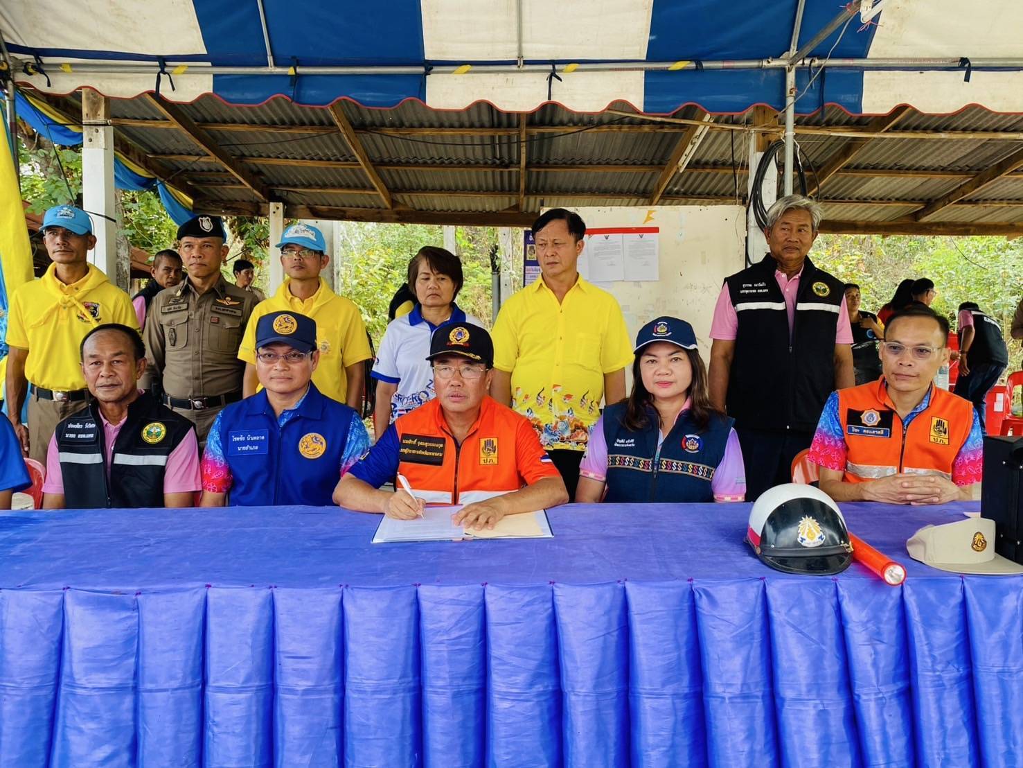พช.มหาสารคาม​ ร่วมลงพื้นที่ตรวจเยี่ยมด่านจราจรช่วงเทศกาลสงกรานต์ พร้อมให้กำลังใจเจ้าหน้าที่ และเน้นย้ำมาตรการป้องกันอุบัติเหตุ