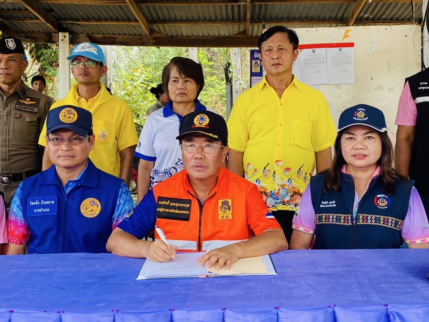 พช.มหาสารคาม​ ร่วมลงพื้นที่ตรวจเยี่ยมด่านจราจรช่วงเทศกาลสงกรานต์ พร้อมให้กำลังใจเจ้าหน้าที่ และเน้นย้ำมาตรการป้องกันอุบัติเหตุ