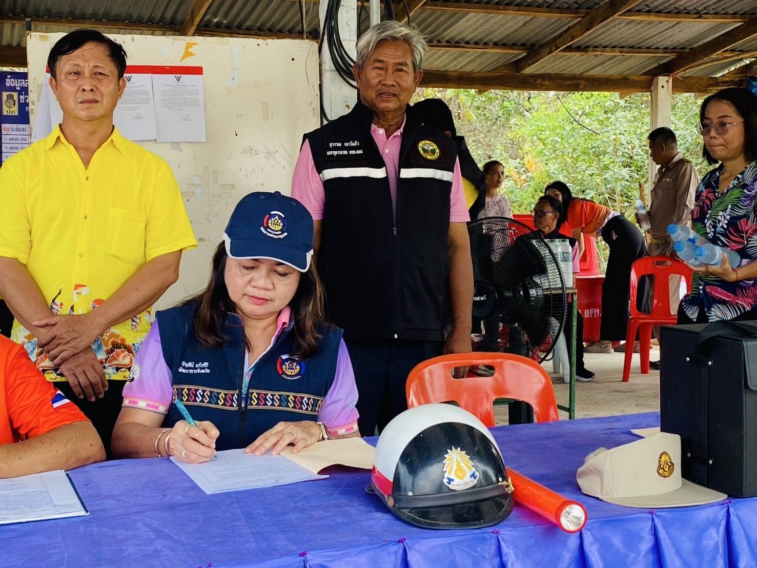 พช.มหาสารคาม​ ร่วมลงพื้นที่ตรวจเยี่ยมด่านจราจรช่วงเทศกาลสงกรานต์ พร้อมให้กำลังใจเจ้าหน้าที่ และเน้นย้ำมาตรการป้องกันอุบัติเหตุ