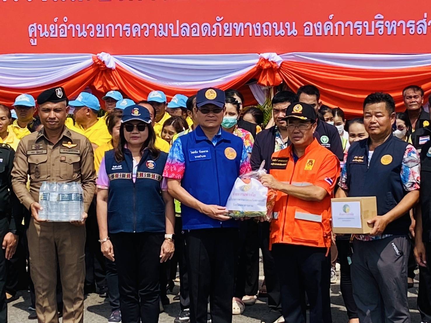 พช.มหาสารคาม​ ร่วมลงพื้นที่ตรวจเยี่ยมด่านจราจรช่วงเทศกาลสงกรานต์ พร้อมให้กำลังใจเจ้าหน้าที่ และเน้นย้ำมาตรการป้องกันอุบัติเหตุ