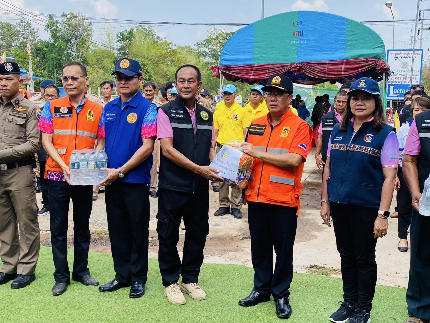 พช.มหาสารคาม​ ร่วมลงพื้นที่ตรวจเยี่ยมด่านจราจรช่วงเทศกาลสงกรานต์ พร้อมให้กำลังใจเจ้าหน้าที่ และเน้นย้ำมาตรการป้องกันอุบัติเหตุ