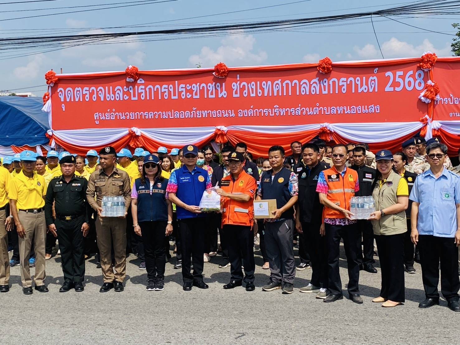 พช.มหาสารคาม​ ร่วมลงพื้นที่ตรวจเยี่ยมด่านจราจรช่วงเทศกาลสงกรานต์ พร้อมให้กำลังใจเจ้าหน้าที่ และเน้นย้ำมาตรการป้องกันอุบัติเหตุ