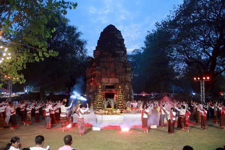 พช.มหาสารคาม ร่วมเปิดงานประเพณีนมัสการและสรงน้ำปรางกู่บ้านเขวา ประจำปี 2568