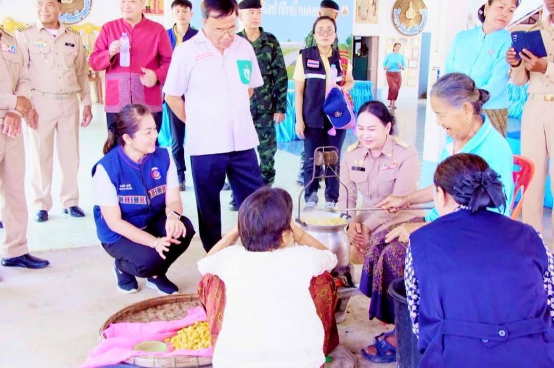 พช.มหาสารคาม ร่วมกิจกรรมโครงการปกป้องและเชิดชูสถาบันพระมหากษัตริย์ และหน่วยบำบัดทุกข์ บำรุงสุข สร้างรอยยิ้มให้ประชาชน (จังหวัดเคลื่อนที่) อำเภอพยัคฆภูมิพิสัย