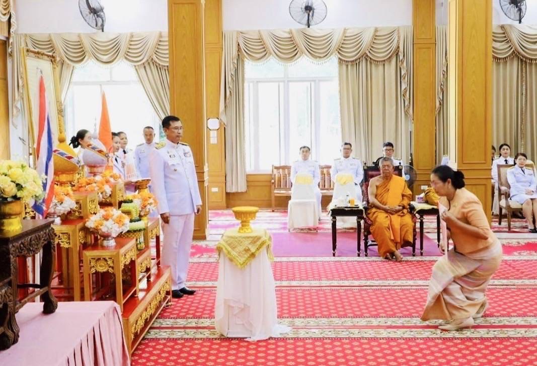 จังหวัดมหาสารคาม จัดพิธีมอบแบบลายผ้าพระราชทาน “ผ้าลายสิริราชพัสตราภรณ์”เพื่อนำไปเป็นต้นแบบและพัฒนาต่อยอดเพิ่มคุณค่าและมูลค่าผลิตภัณฑ์ผ้าไทยให้สามารถก้าวสู่ระดับสากล