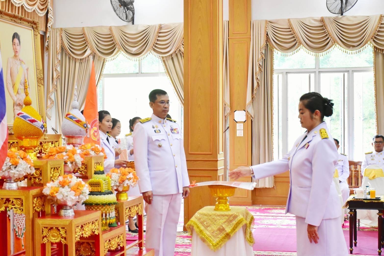 จังหวัดมหาสารคาม จัดพิธีมอบแบบลายผ้าพระราชทาน “ผ้าลายสิริราชพัสตราภรณ์”เพื่อนำไปเป็นต้นแบบและพัฒนาต่อยอดเพิ่มคุณค่าและมูลค่าผลิตภัณฑ์ผ้าไทยให้สามารถก้าวสู่ระดับสากล