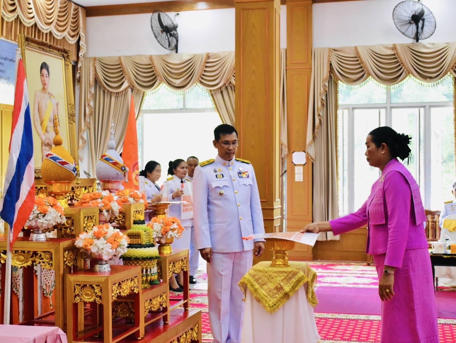 จังหวัดมหาสารคาม จัดพิธีมอบแบบลายผ้าพระราชทาน “ผ้าลายสิริราชพัสตราภรณ์”เพื่อนำไปเป็นต้นแบบและพัฒนาต่อยอดเพิ่มคุณค่าและมูลค่าผลิตภัณฑ์ผ้าไทยให้สามารถก้าวสู่ระดับสากล