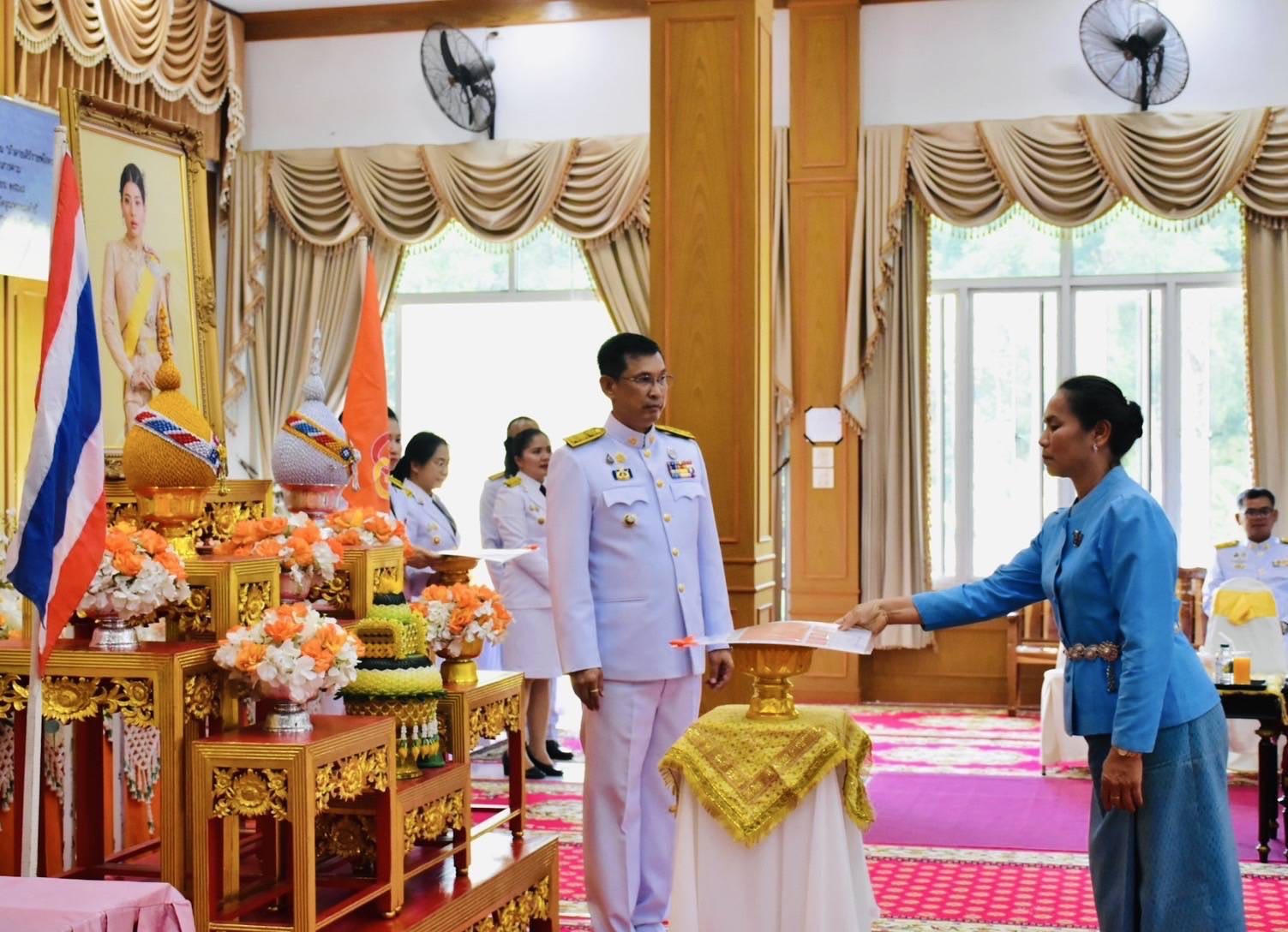 จังหวัดมหาสารคาม จัดพิธีมอบแบบลายผ้าพระราชทาน “ผ้าลายสิริราชพัสตราภรณ์”เพื่อนำไปเป็นต้นแบบและพัฒนาต่อยอดเพิ่มคุณค่าและมูลค่าผลิตภัณฑ์ผ้าไทยให้สามารถก้าวสู่ระดับสากล