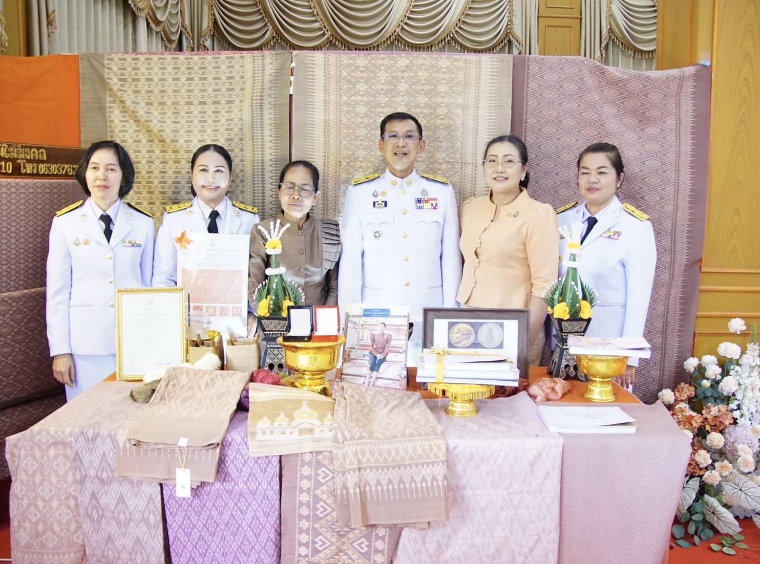 จังหวัดมหาสารคาม จัดพิธีมอบแบบลายผ้าพระราชทาน “ผ้าลายสิริราชพัสตราภรณ์”เพื่อนำไปเป็นต้นแบบและพัฒนาต่อยอดเพิ่มคุณค่าและมูลค่าผลิตภัณฑ์ผ้าไทยให้สามารถก้าวสู่ระดับสากล
