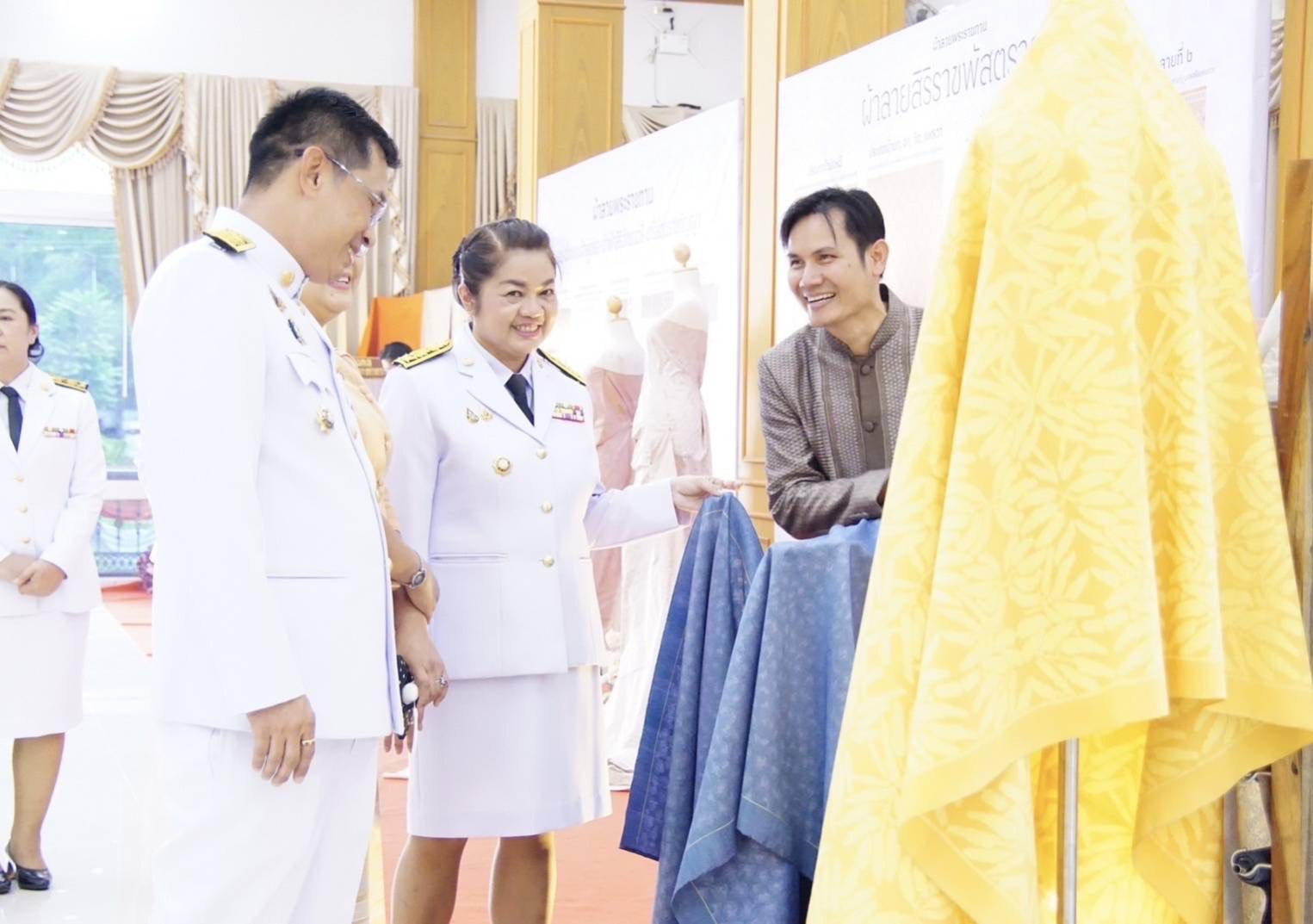 จังหวัดมหาสารคาม จัดพิธีมอบแบบลายผ้าพระราชทาน “ผ้าลายสิริราชพัสตราภรณ์”เพื่อนำไปเป็นต้นแบบและพัฒนาต่อยอดเพิ่มคุณค่าและมูลค่าผลิตภัณฑ์ผ้าไทยให้สามารถก้าวสู่ระดับสากล