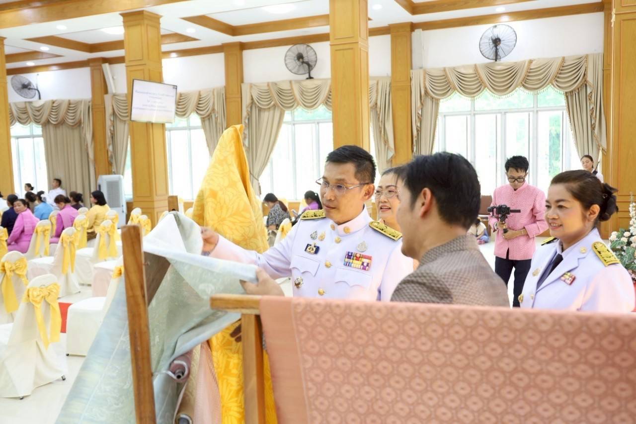 จังหวัดมหาสารคาม จัดพิธีมอบแบบลายผ้าพระราชทาน “ผ้าลายสิริราชพัสตราภรณ์”เพื่อนำไปเป็นต้นแบบและพัฒนาต่อยอดเพิ่มคุณค่าและมูลค่าผลิตภัณฑ์ผ้าไทยให้สามารถก้าวสู่ระดับสากล