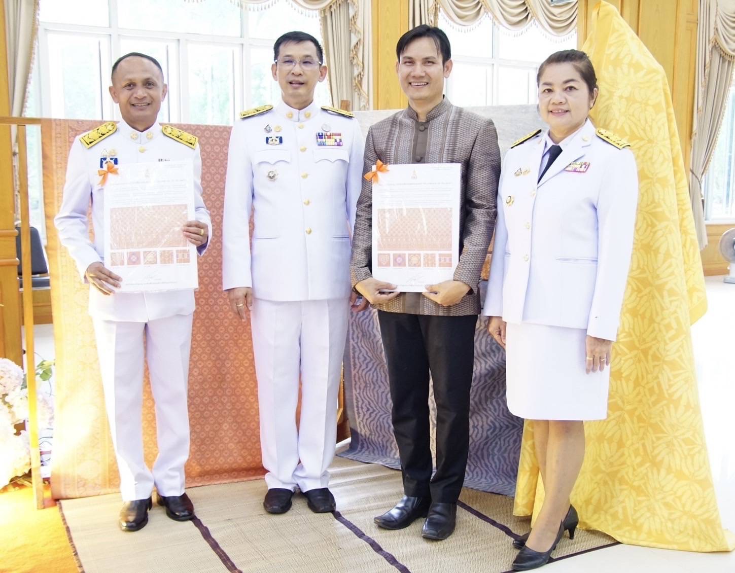 จังหวัดมหาสารคาม จัดพิธีมอบแบบลายผ้าพระราชทาน “ผ้าลายสิริราชพัสตราภรณ์”เพื่อนำไปเป็นต้นแบบและพัฒนาต่อยอดเพิ่มคุณค่าและมูลค่าผลิตภัณฑ์ผ้าไทยให้สามารถก้าวสู่ระดับสากล