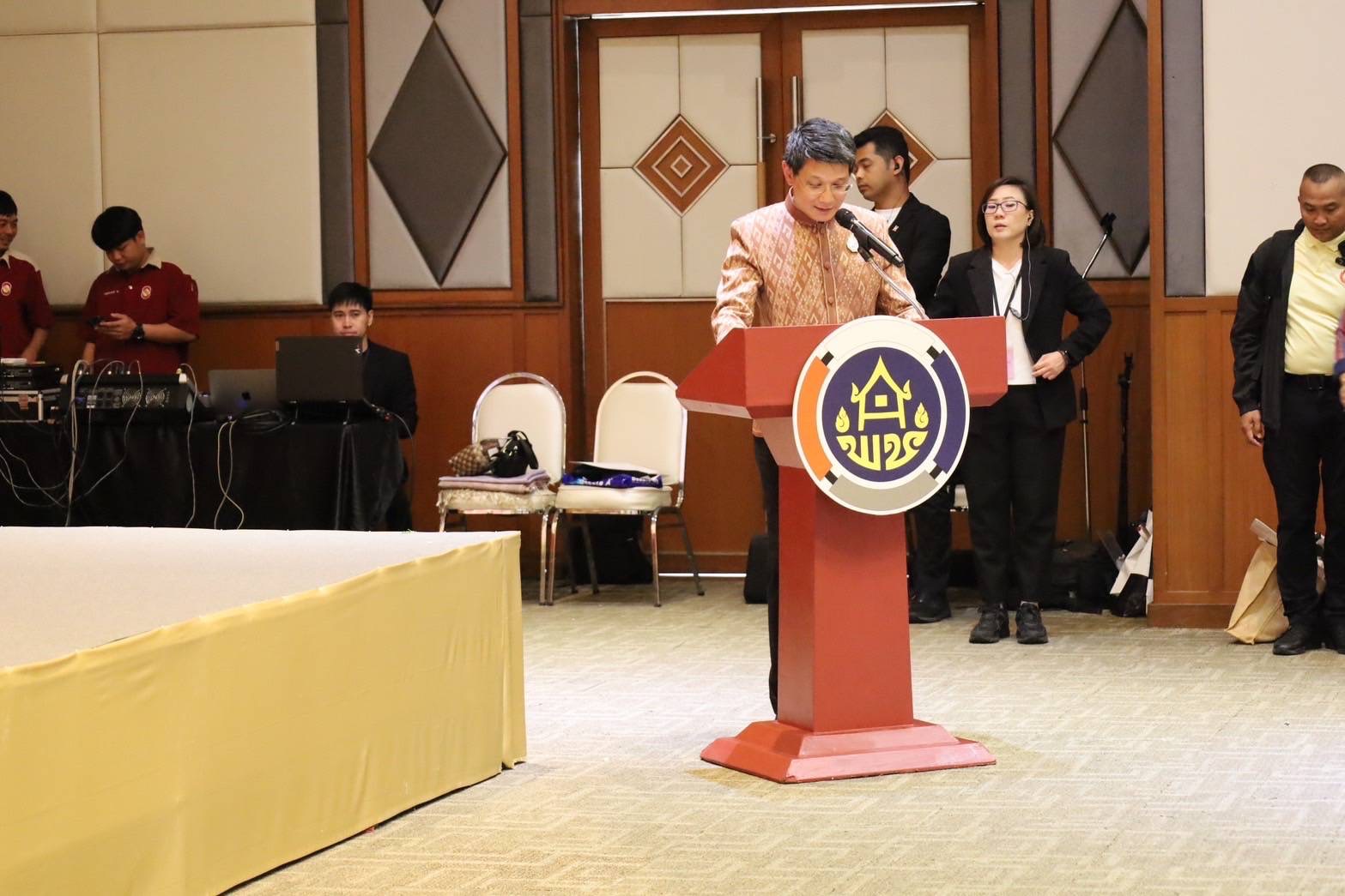 พช.มหาสารคาม : ร่วมโครงการยกระดับการพัฒนาผลิตภัณฑ์ภูมิปัญญาผ้าไทยและงานหัตถกรรม กิจกรรมที่ 1 การ Coaching ผ้าลายพระราชทานและงานหัตถกรรม ประจำปี 2568 จุดดำเนินการที่ 2 ภาคตะวันออกเฉียงเหนือ จังหวัดอุบลราชธานี