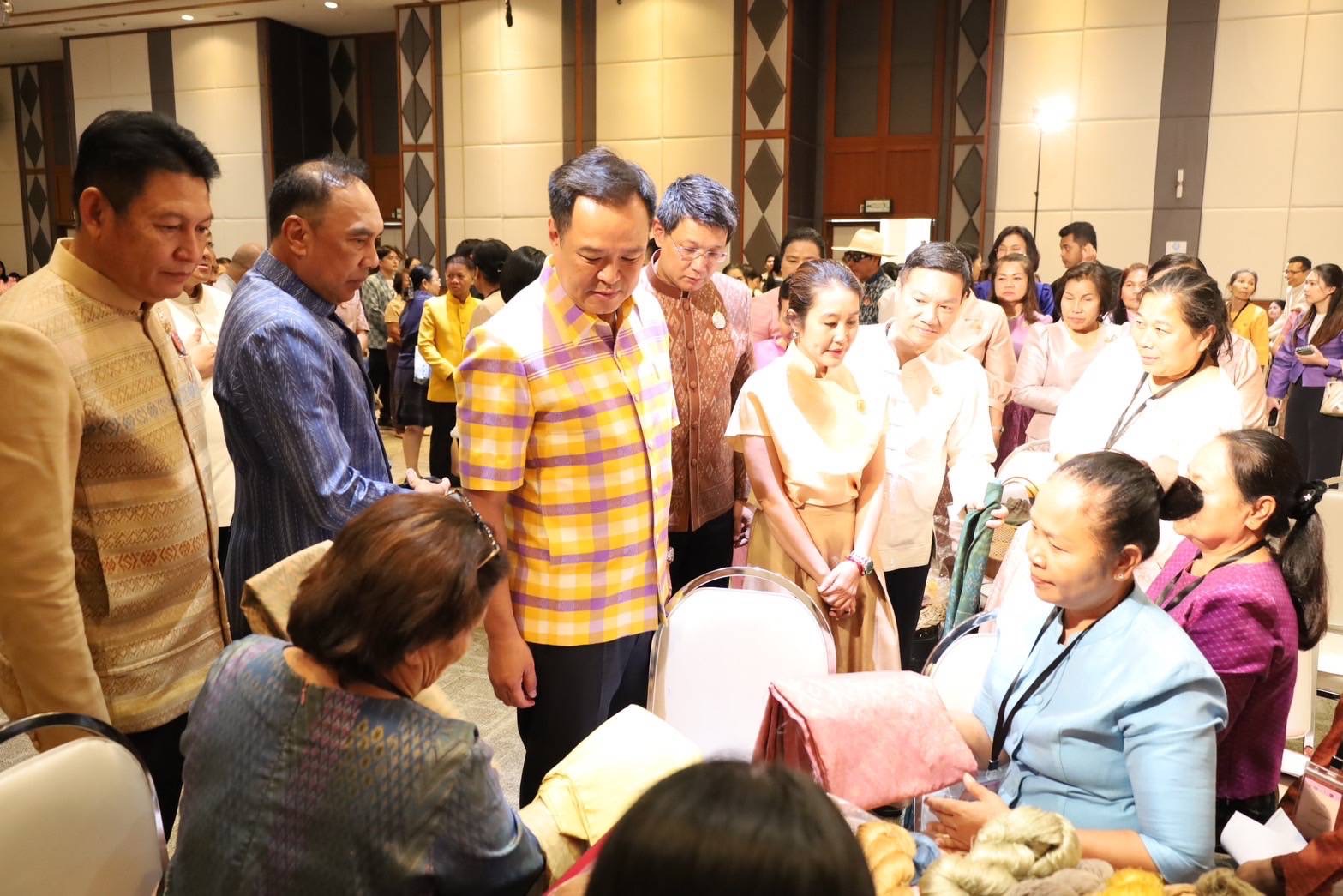 พช.มหาสารคาม : ร่วมโครงการยกระดับการพัฒนาผลิตภัณฑ์ภูมิปัญญาผ้าไทยและงานหัตถกรรม กิจกรรมที่ 1 การ Coaching ผ้าลายพระราชทานและงานหัตถกรรม ประจำปี 2568 จุดดำเนินการที่ 2 ภาคตะวันออกเฉียงเหนือ จังหวัดอุบลราชธานี