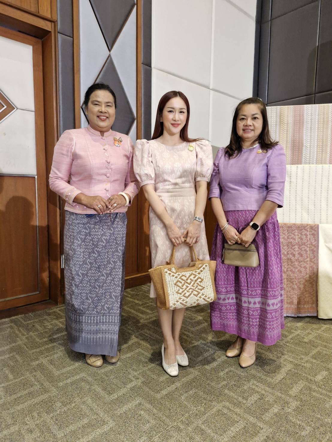 พช.มหาสารคาม : ร่วมโครงการยกระดับการพัฒนาผลิตภัณฑ์ภูมิปัญญาผ้าไทยและงานหัตถกรรม กิจกรรมที่ 1 การ Coaching ผ้าลายพระราชทานและงานหัตถกรรม ประจำปี 2568 จุดดำเนินการที่ 2 ภาคตะวันออกเฉียงเหนือ จังหวัดอุบลราชธานี