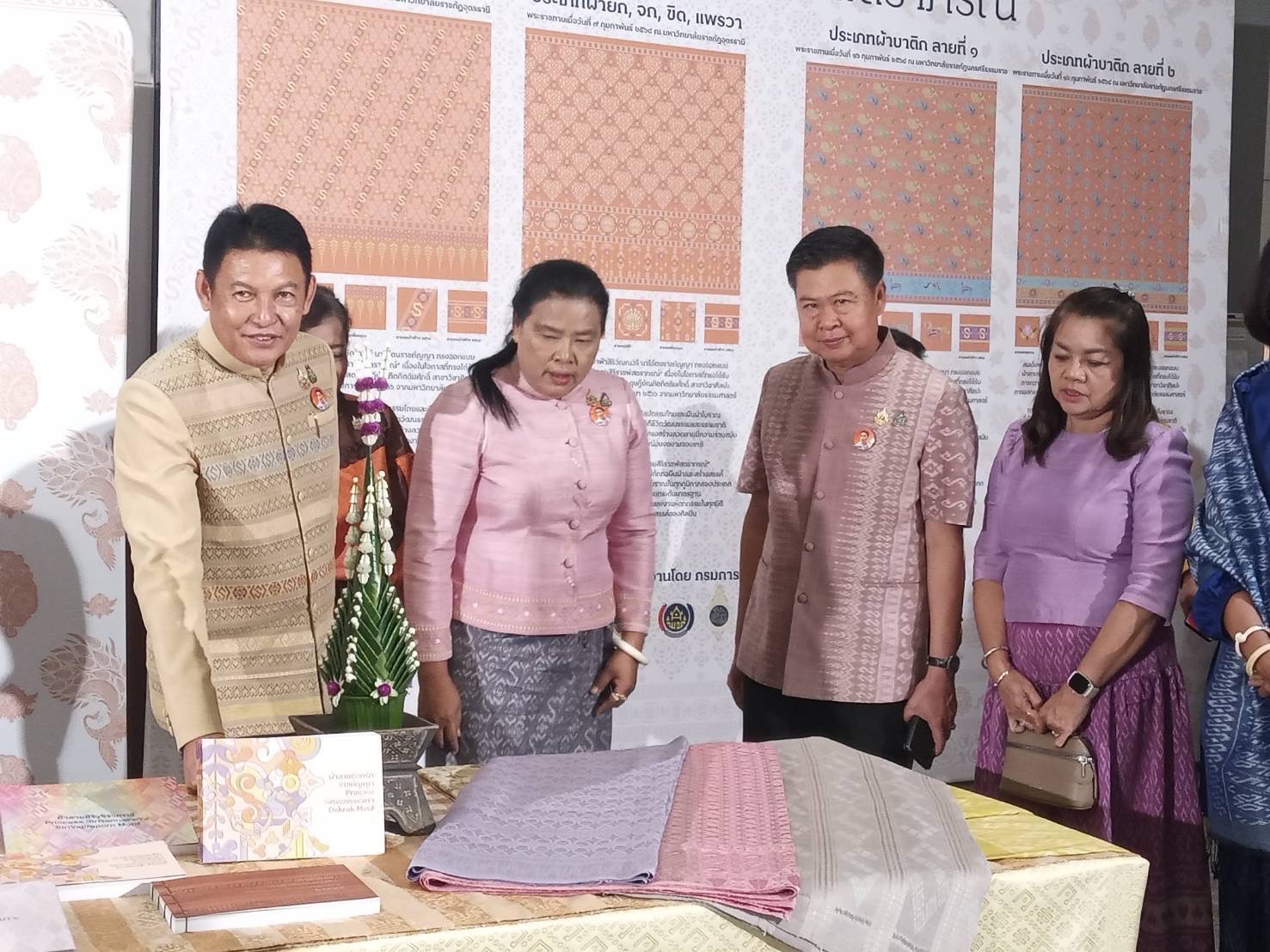 พช.มหาสารคาม : ร่วมโครงการยกระดับการพัฒนาผลิตภัณฑ์ภูมิปัญญาผ้าไทยและงานหัตถกรรม กิจกรรมที่ 1 การ Coaching ผ้าลายพระราชทานและงานหัตถกรรม ประจำปี 2568 จุดดำเนินการที่ 2 ภาคตะวันออกเฉียงเหนือ จังหวัดอุบลราชธานี