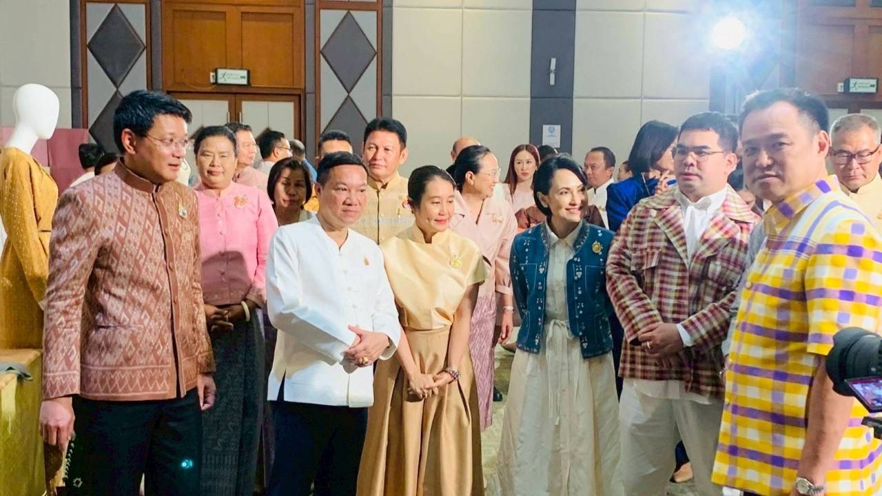 พช.มหาสารคาม : ร่วมโครงการยกระดับการพัฒนาผลิตภัณฑ์ภูมิปัญญาผ้าไทยและงานหัตถกรรม กิจกรรมที่ 1 การ Coaching ผ้าลายพระราชทานและงานหัตถกรรม ประจำปี 2568 จุดดำเนินการที่ 2 ภาคตะวันออกเฉียงเหนือ จังหวัดอุบลราชธานี