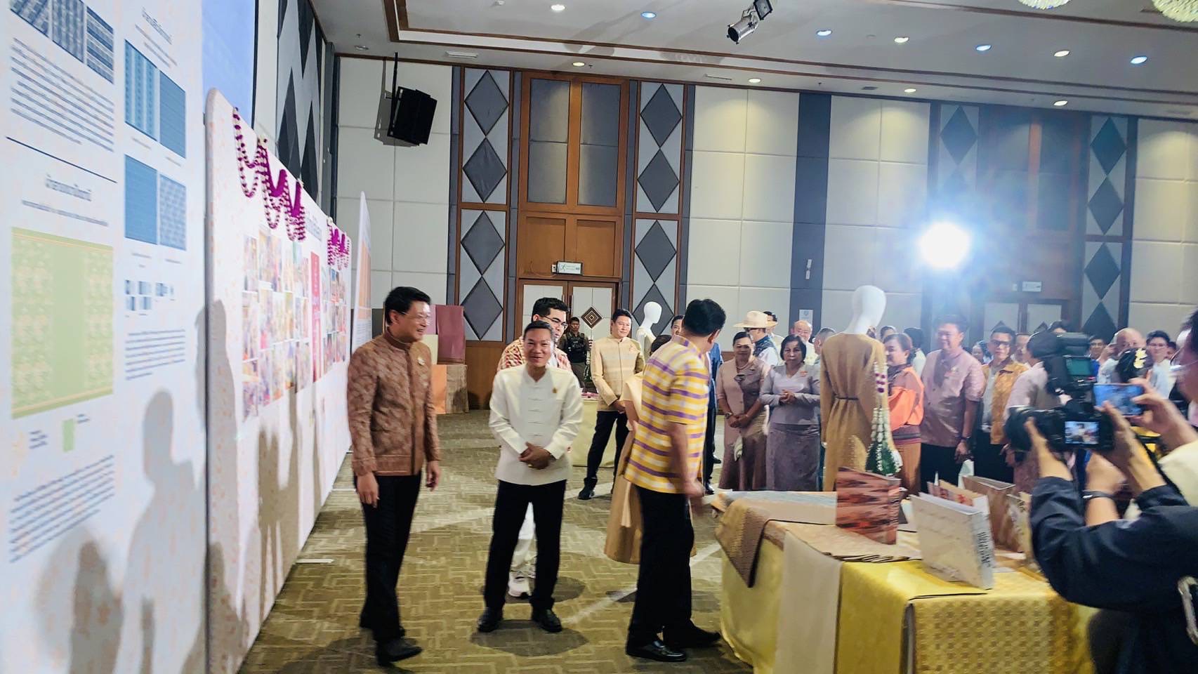 พช.มหาสารคาม : ร่วมโครงการยกระดับการพัฒนาผลิตภัณฑ์ภูมิปัญญาผ้าไทยและงานหัตถกรรม กิจกรรมที่ 1 การ Coaching ผ้าลายพระราชทานและงานหัตถกรรม ประจำปี 2568 จุดดำเนินการที่ 2 ภาคตะวันออกเฉียงเหนือ จังหวัดอุบลราชธานี