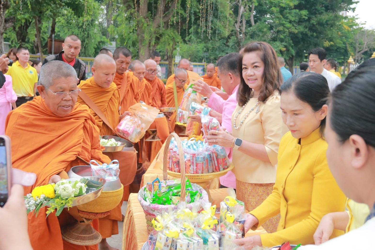 พช.มหาสารคาม : ร่วมพิธีทำบุญตักบาตร เนื่องในโอกาสเฉลิมฉลอง ครบรอบ 160 ปี เมืองมหาสารคาม