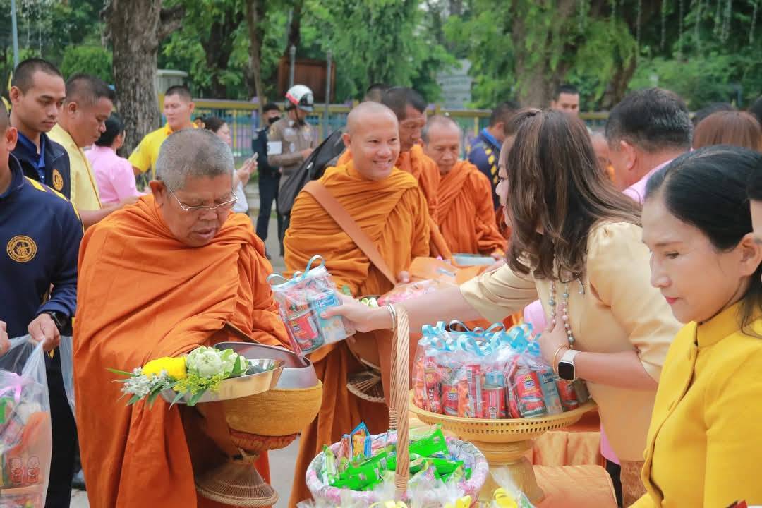 พช.มหาสารคาม : ร่วมพิธีทำบุญตักบาตร เนื่องในโอกาสเฉลิมฉลอง ครบรอบ 160 ปี เมืองมหาสารคาม
