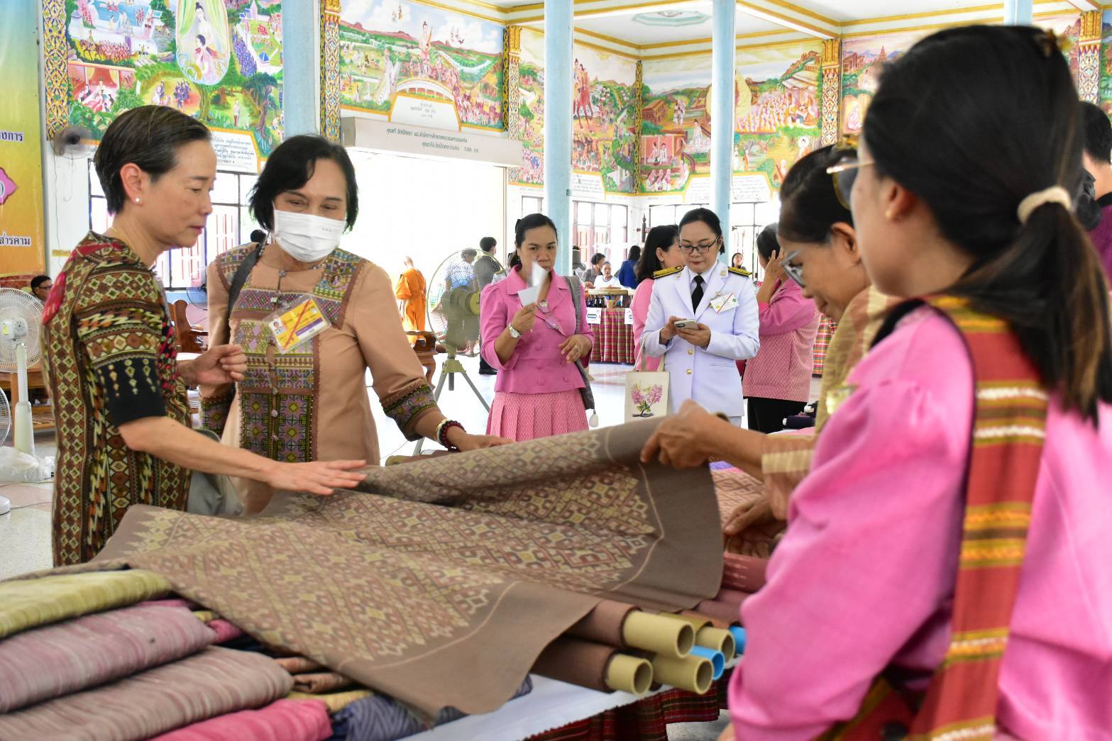 จังหวัดมหาสารคาม : หนุนสินค้า OTOP เข้าร้านภูฟ้า ส่งเสริมเศรษฐกิจฐานราก สร้างรายได้สู่ชุมชน