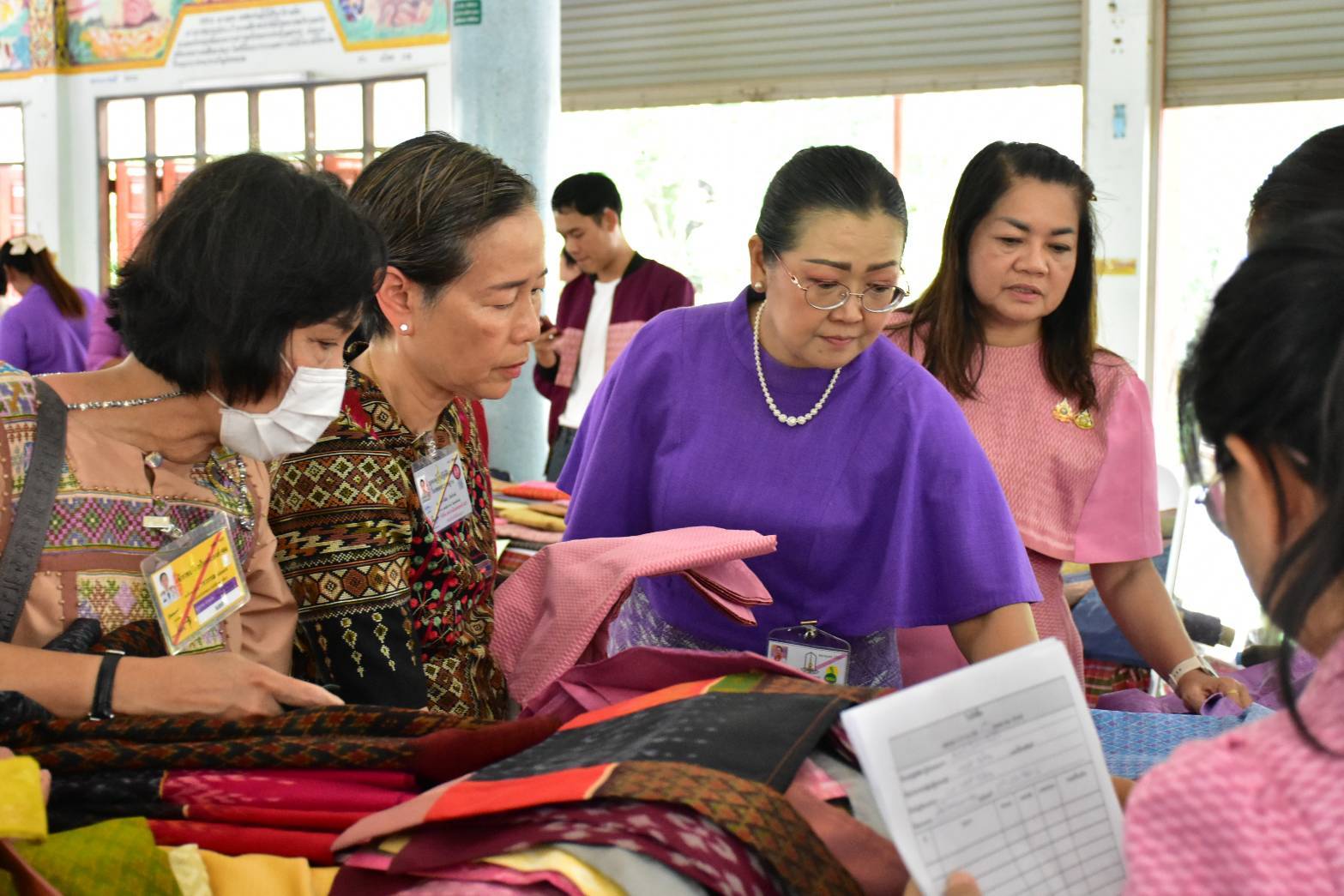 จังหวัดมหาสารคาม : หนุนสินค้า OTOP เข้าร้านภูฟ้า ส่งเสริมเศรษฐกิจฐานราก สร้างรายได้สู่ชุมชน