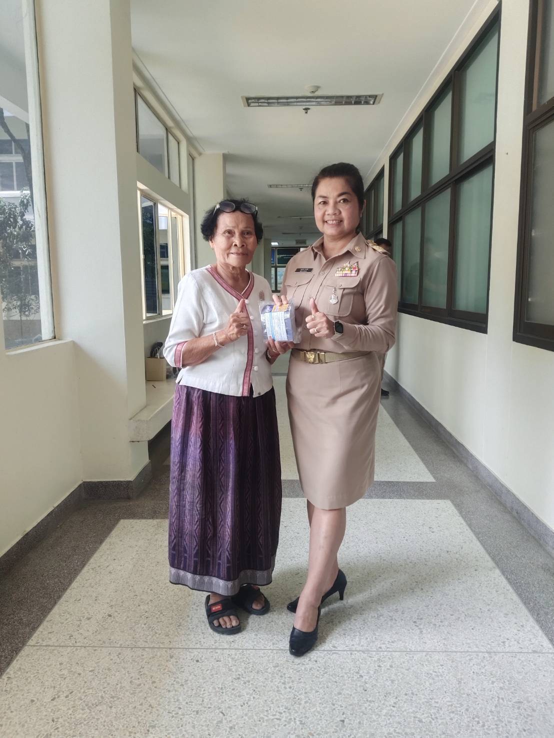 พช.มหาสารคาม : มอบผลิตภัณฑ์ต้นแบบและบรรจุภัณฑ์ ให้ผู้ประกอบการ OTOP จำนวน 25 กลุ่ม ตามโครงการพัฒนาผลิตภัณฑ์ OTOP กลุ่มปรับตัวสู่การพัฒนา (Quadrant D) ให้มีคุณภาพมาตรฐาน