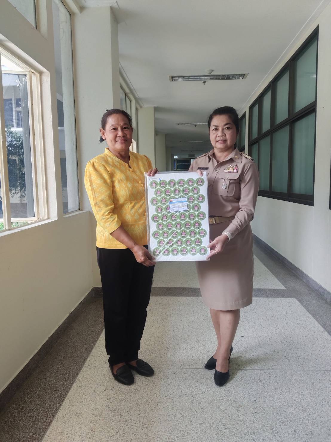 พช.มหาสารคาม : มอบผลิตภัณฑ์ต้นแบบและบรรจุภัณฑ์ ให้ผู้ประกอบการ OTOP จำนวน 25 กลุ่ม ตามโครงการพัฒนาผลิตภัณฑ์ OTOP กลุ่มปรับตัวสู่การพัฒนา (Quadrant D) ให้มีคุณภาพมาตรฐาน