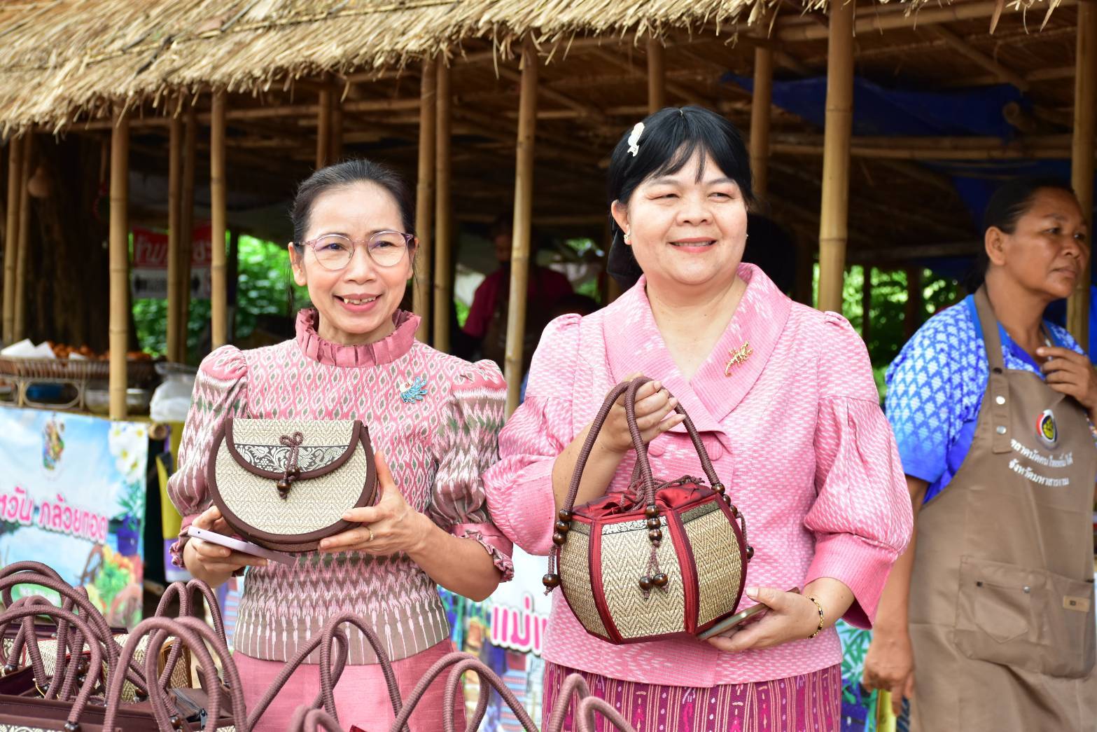 จังหวัดมหาสารคาม : เดินหน้าส่งเสริมผู้ประกอบการ OTOP ในพื้นที่ ด้วยกิจกรรมทดสอบตลาดภายใต้ โครงการส่งเสริมกระบวนการเครือข่ายองค์ความรู้ (Knowledge-Based OTOP : KBO)