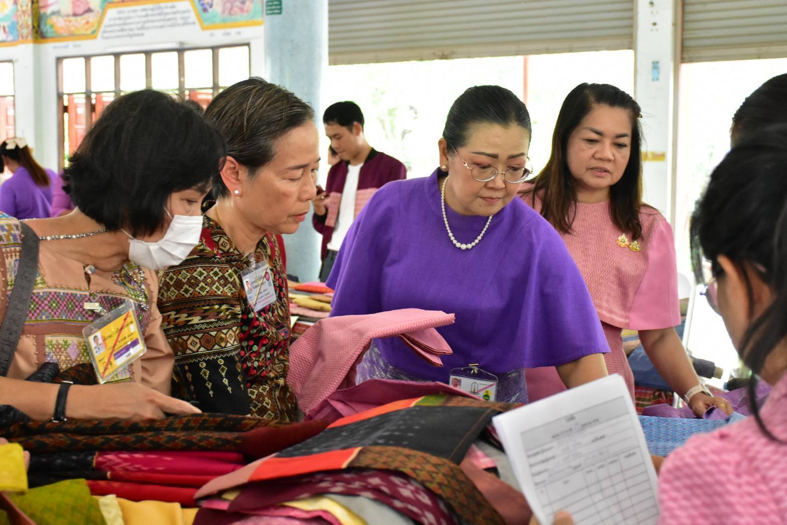 จังหวัดมหาสารคาม : หนุนสินค้า OTOP เข้าร้านภูฟ้า ทะลุ 2แสนบาท ต่อยอดการส่งเสริมเศรษฐกิจฐานราก สร้างรายได้สู่ชุมชน