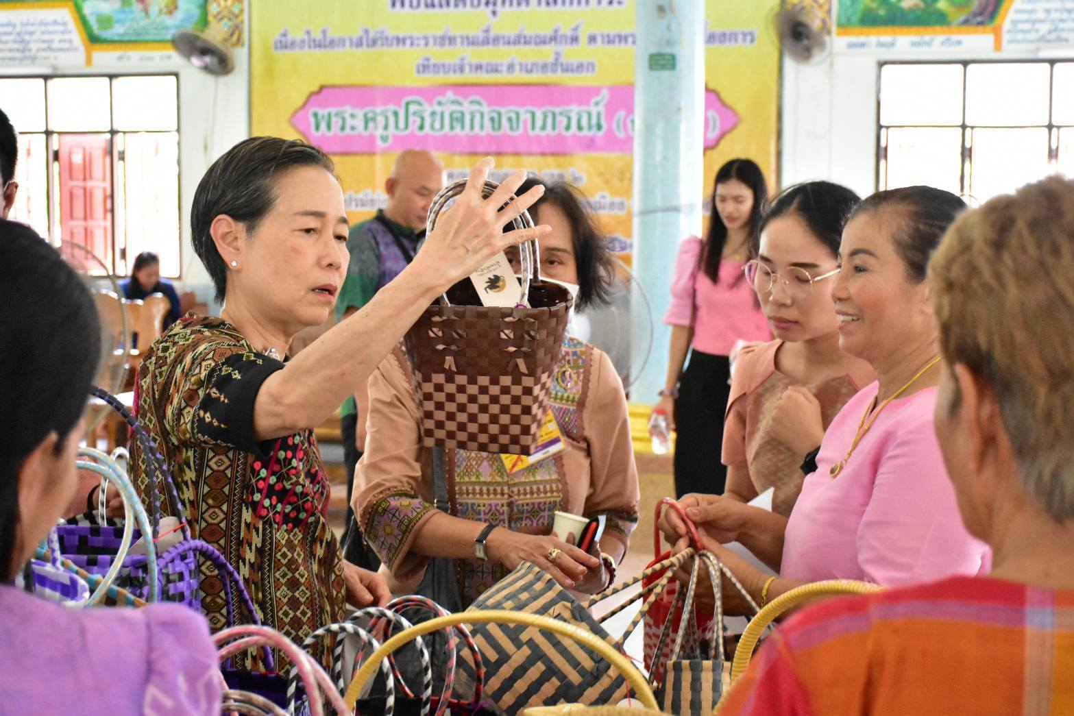 จังหวัดมหาสารคาม : หนุนสินค้า OTOP เข้าร้านภูฟ้า ทะลุ 2แสนบาท ต่อยอดการส่งเสริมเศรษฐกิจฐานราก สร้างรายได้สู่ชุมชน