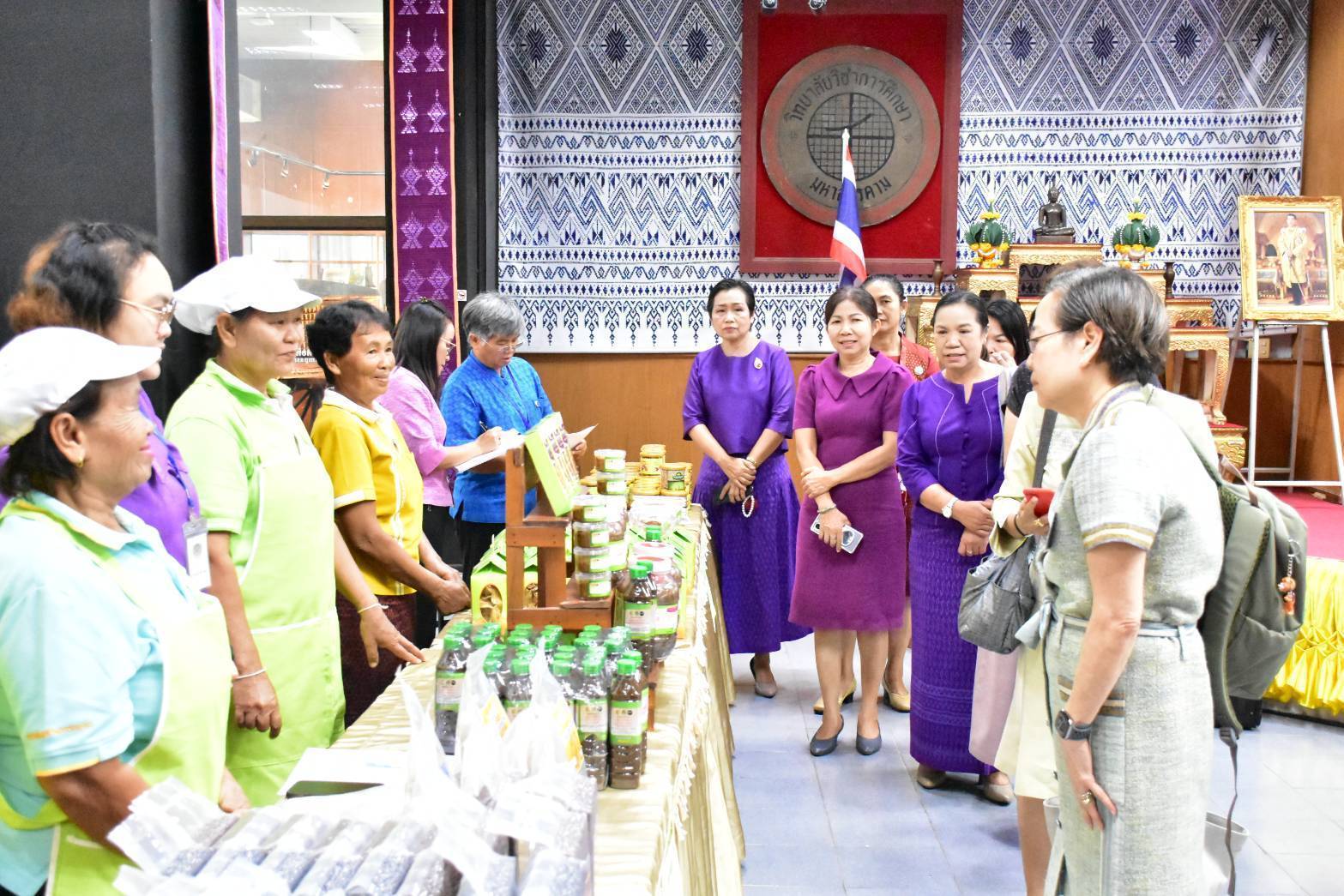 จังหวัดมหาสารคาม : หนุนสินค้า OTOP เข้าร้านภูฟ้า ต่อยอดการส่งเสริมเศรษฐกิจฐานราก สร้างรายได้สู่ชุมชน