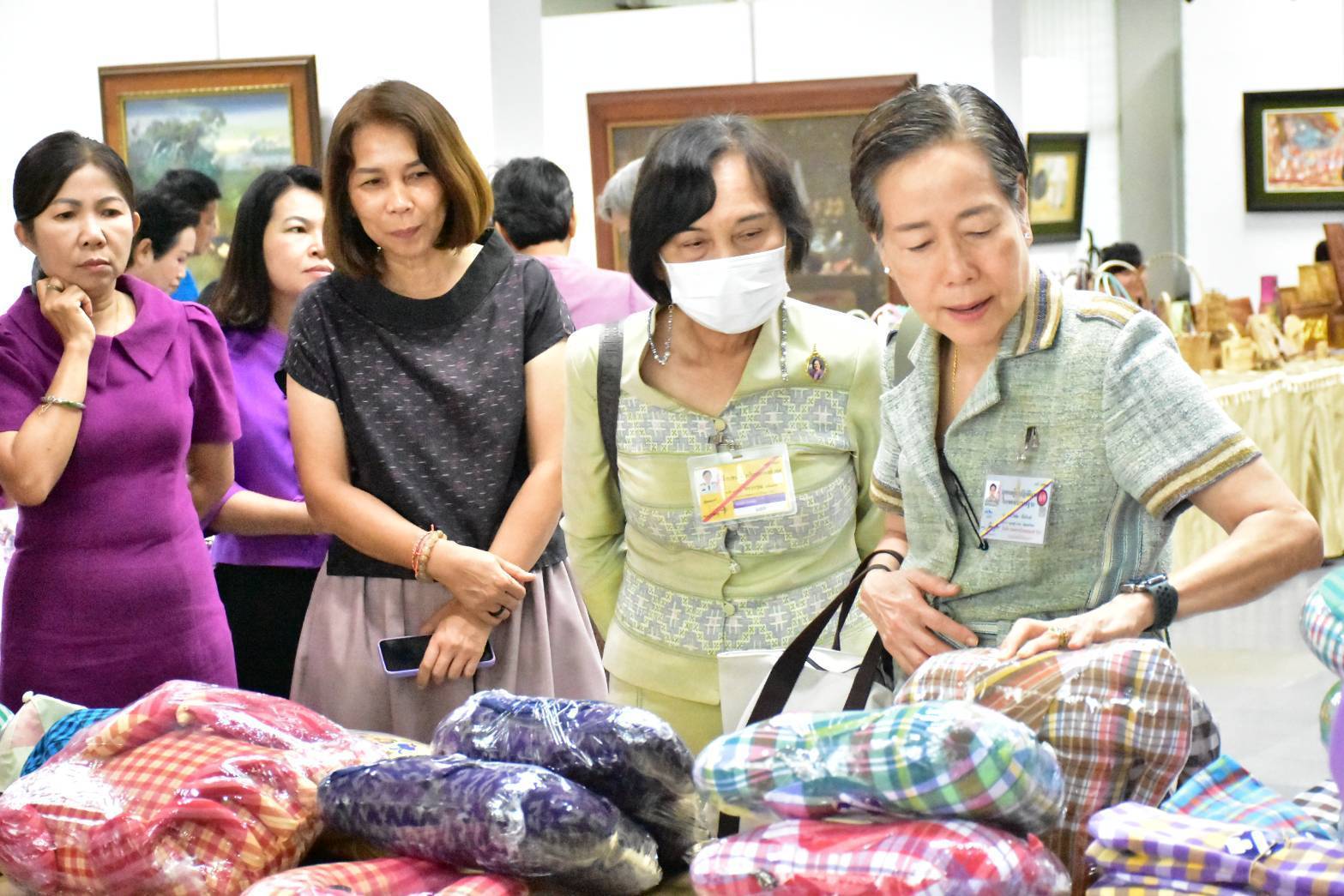 จังหวัดมหาสารคาม : หนุนสินค้า OTOP เข้าร้านภูฟ้า ต่อยอดการส่งเสริมเศรษฐกิจฐานราก สร้างรายได้สู่ชุมชน