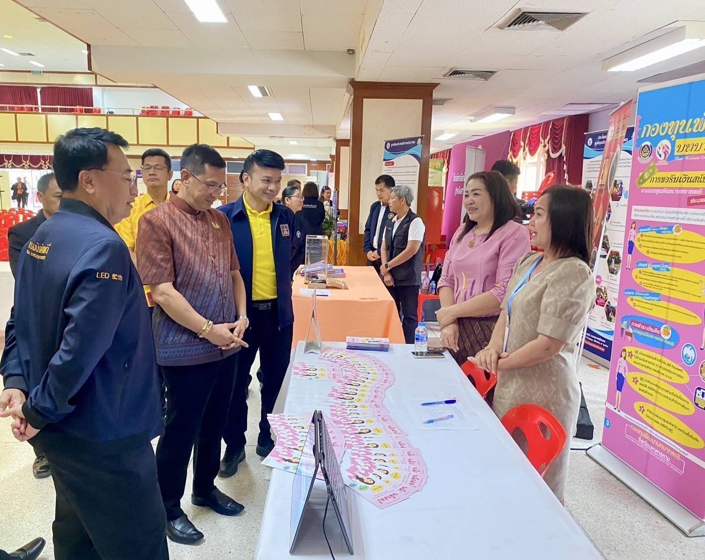 พช.มหาสารคาม : ร่วม “มหกรรมแก้หนี้ สร้างวิถีแห่งความเป็นธรรม ปีที่ 2” เปิดโอกาสให้เจ้าหนี้กับลูกหนี้ได้เจรจาไกล่เกลี่ยและหาทางออกร่วมกัน