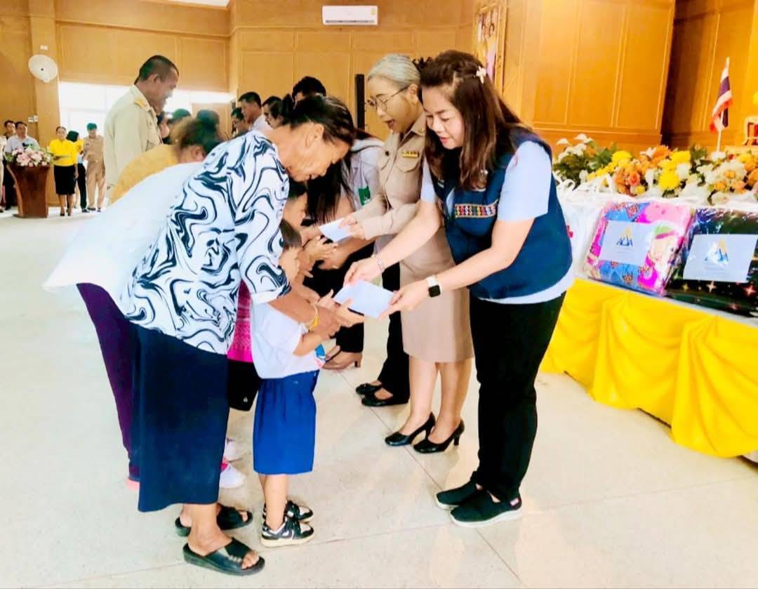 พช.มหาสารคาม : ร่วมกิจกรรมโครงการปกป้องและเชิดชูสถาบันพระมหากษัตริย์ และหน่วยบำบัดทุกข์ บำรุงสุข สร้างรอยยิ้มให้ประชาชน (จังหวัดเคลื่อนที่) อำเภอโกสุมพิสัย
