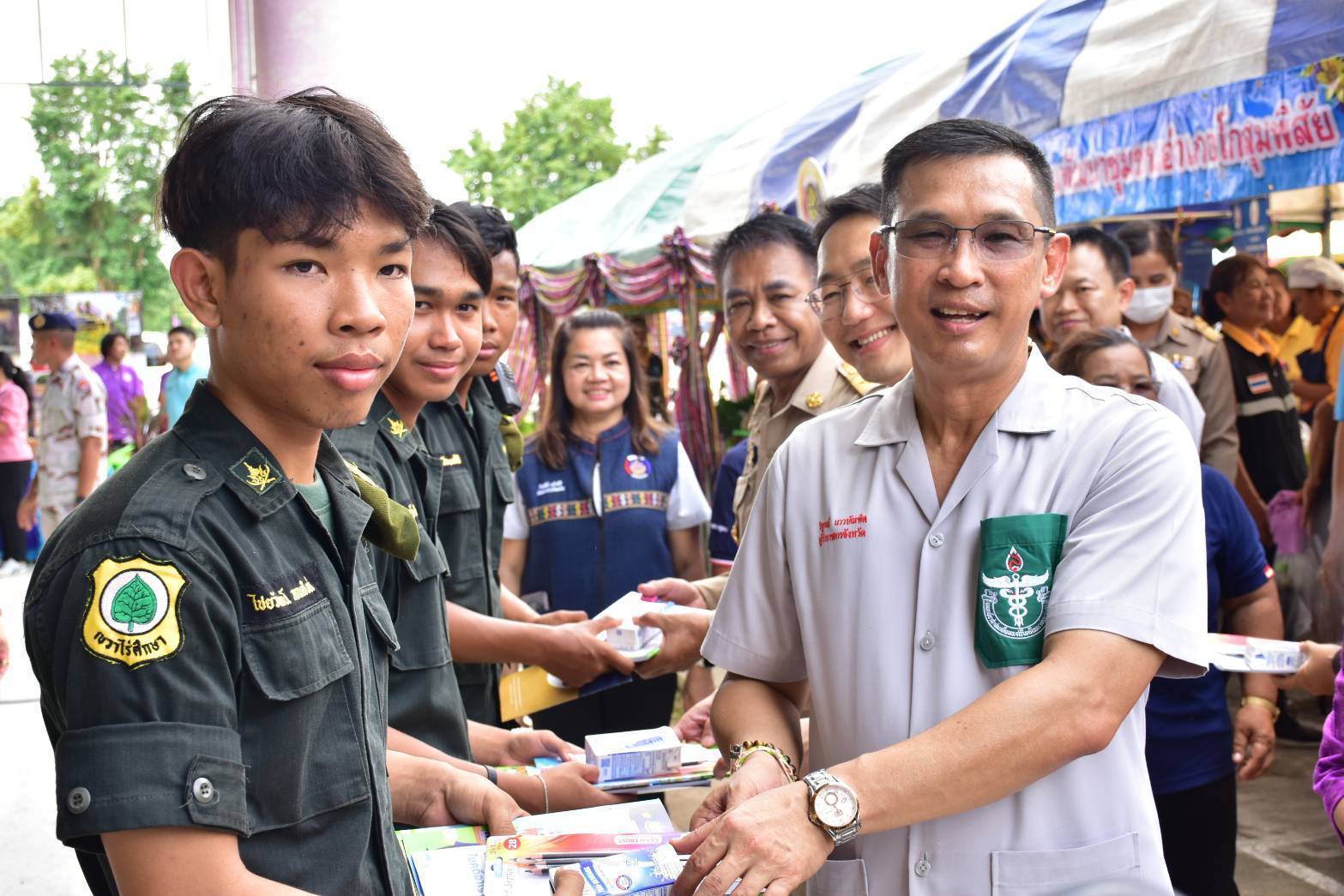 พช.มหาสารคาม : ร่วมกิจกรรมโครงการปกป้องและเชิดชูสถาบันพระมหากษัตริย์ และหน่วยบำบัดทุกข์ บำรุงสุข สร้างรอยยิ้มให้ประชาชน (จังหวัดเคลื่อนที่) อำเภอโกสุมพิสัย
