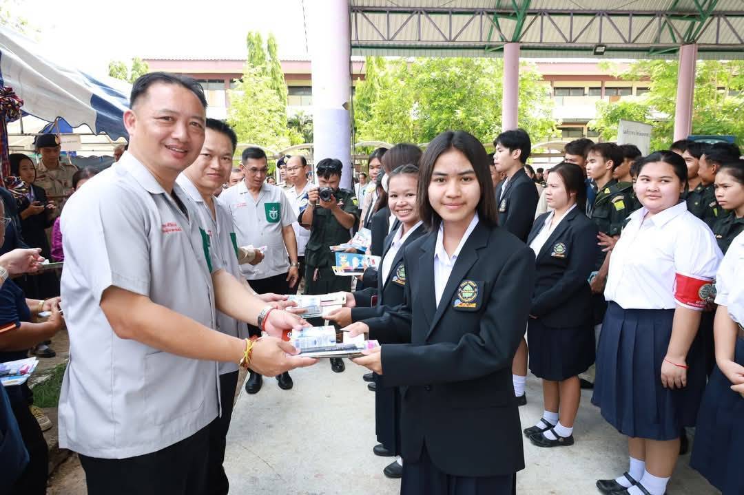 พช.มหาสารคาม : ร่วมกิจกรรมโครงการปกป้องและเชิดชูสถาบันพระมหากษัตริย์ และหน่วยบำบัดทุกข์ บำรุงสุข สร้างรอยยิ้มให้ประชาชน (จังหวัดเคลื่อนที่) อำเภอโกสุมพิสัย