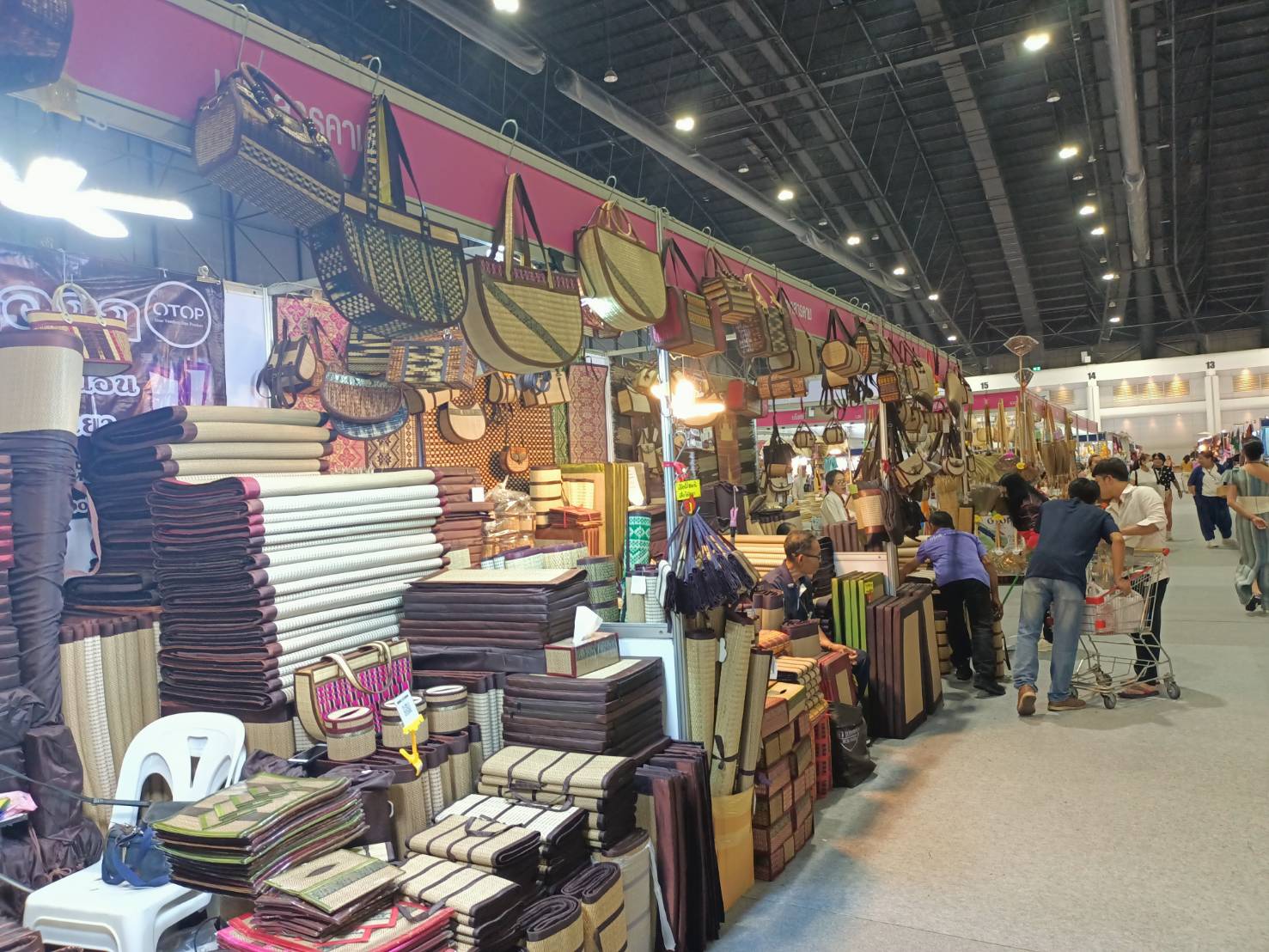 จังหวัดมหาสารคาม : นำกลุ่มผู้ผลิต ผู้ประกอบการ OTOP ร่วมงาน OTOP MIDYEAR 2025