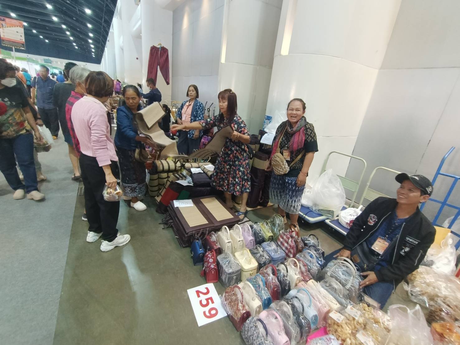 จังหวัดมหาสารคาม : นำกลุ่มผู้ผลิต ผู้ประกอบการ OTOP ร่วมงาน OTOP MIDYEAR 2025