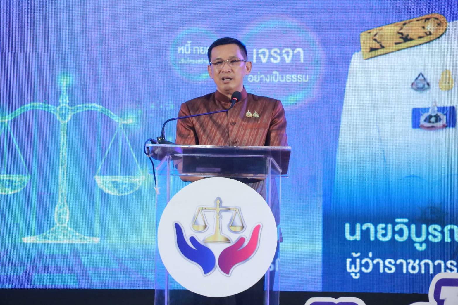 พช.มหาสารคาม : ร่วม “มหกรรมแก้หนี้ สร้างวิถีแห่งความเป็นธรรม ปีที่ 2” เปิดโอกาสให้เจ้าหนี้กับลูกหนี้ได้เจรจาไกล่เกลี่ยและหาทางออกร่วมกัน