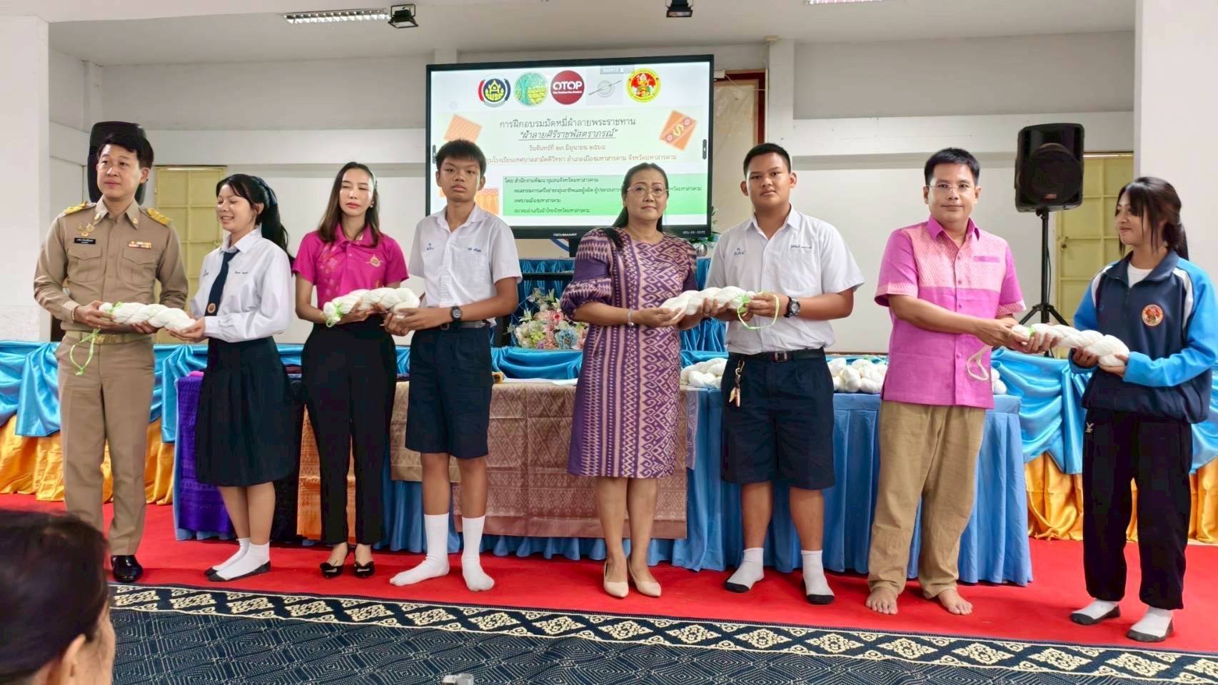 พช.มหาสารคาม : ฝึกอบรมมัดหมี่ผ้าลายพระราชทาน “ผ้าลายสิริราชพัสตราภรณ์”