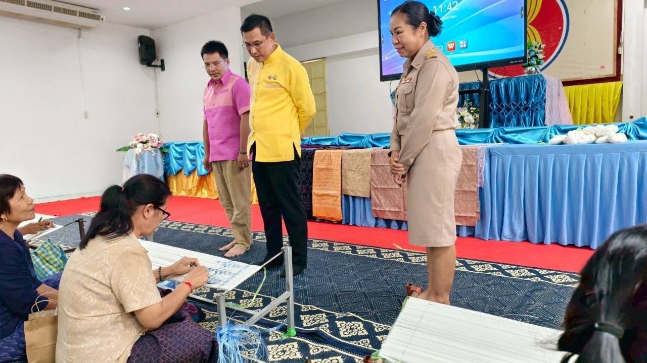 พช.มหาสารคาม : ฝึกอบรมมัดหมี่ผ้าลายพระราชทาน “ผ้าลายสิริราชพัสตราภรณ์”