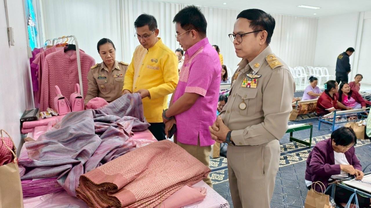พช.มหาสารคาม : ฝึกอบรมมัดหมี่ผ้าลายพระราชทาน “ผ้าลายสิริราชพัสตราภรณ์”