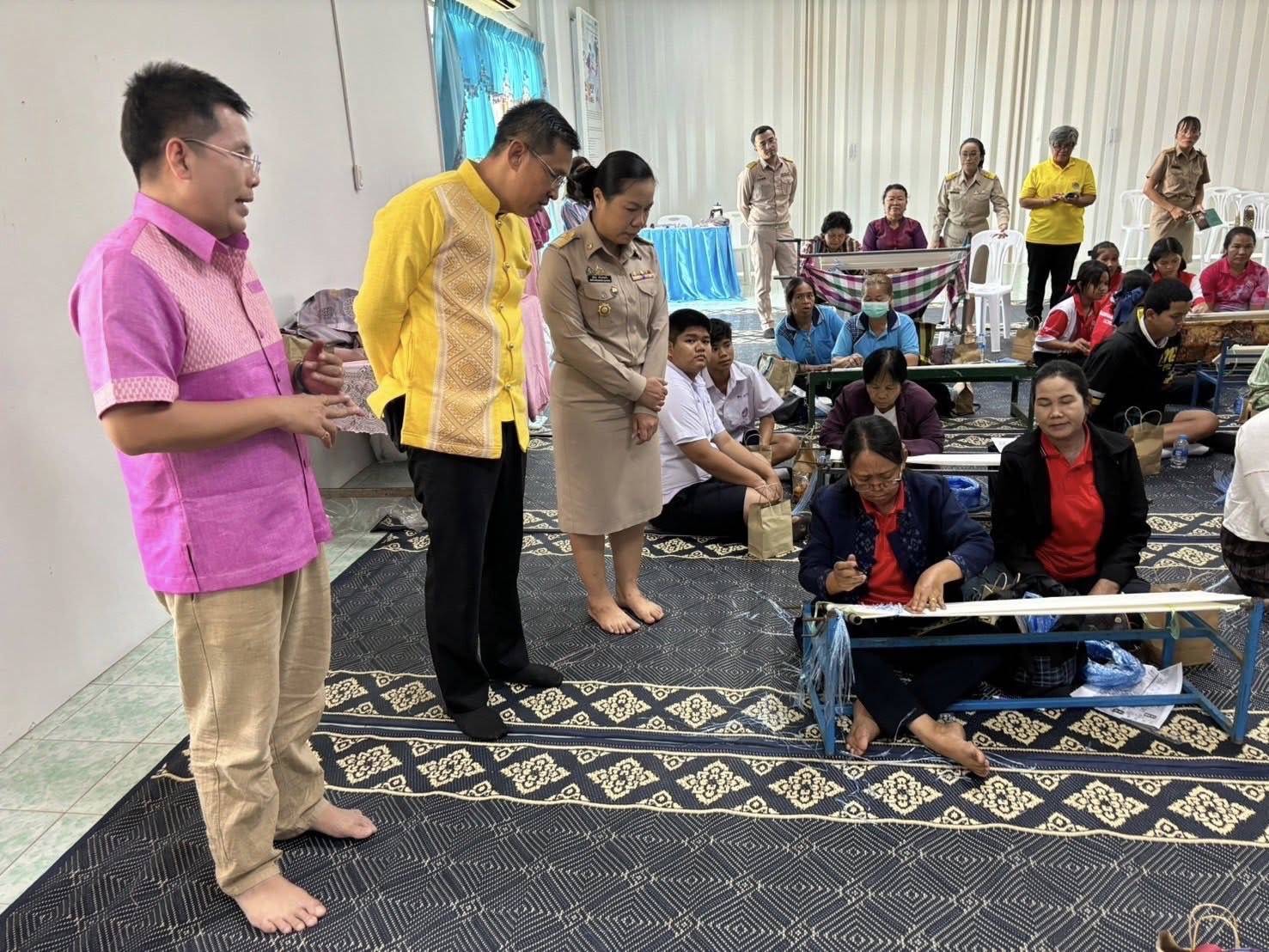 พช.มหาสารคาม : ฝึกอบรมมัดหมี่ผ้าลายพระราชทาน “ผ้าลายสิริราชพัสตราภรณ์”