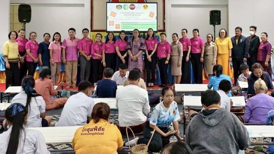 พช.มหาสารคาม : ฝึกอบรมมัดหมี่ผ้าลายพระราชทาน “ผ้าลายสิริราชพัสตราภรณ์”